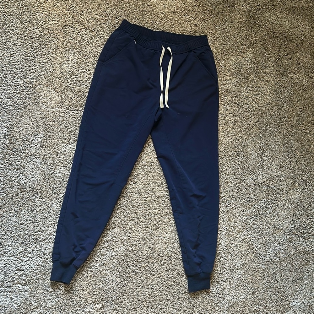 Figs men’s navy blue scrub bottoms. Jogger style